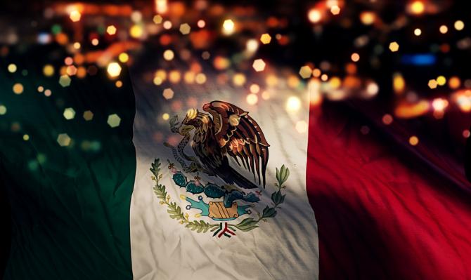 Bandera mexicana en la noche