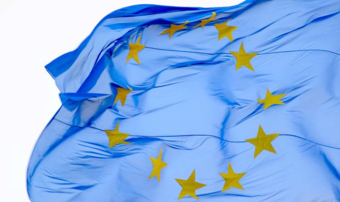 Bandera ondeante de la Unión Europea