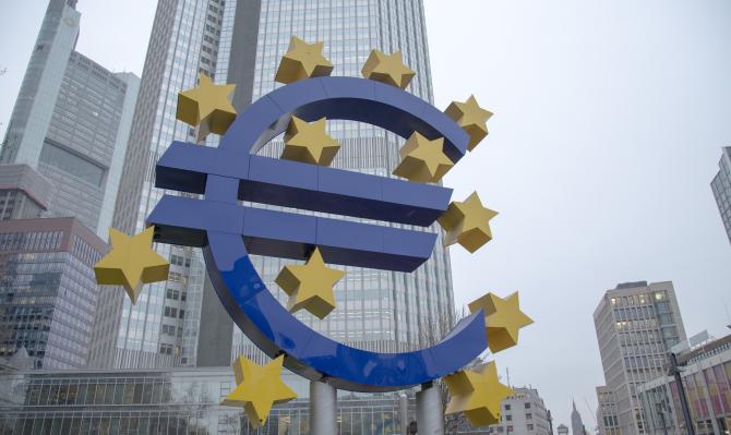 Escultura con símbolo del euro frente a la sede del Banco Central Europeo