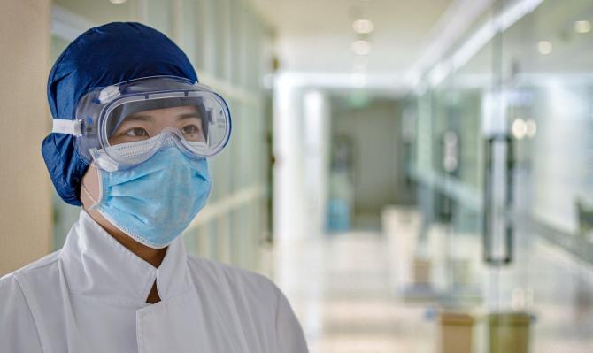 Trabajadora con protección contra el coronavirus en Pekín, China