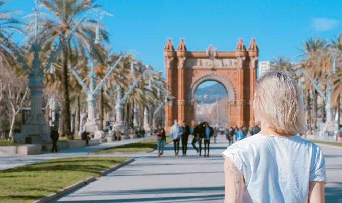 Turista de espaldas frente al Arco del Triunfo de Barcelona