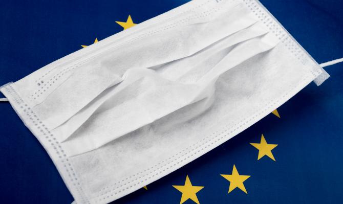 Bandera de la Unión Europea con mascarilla 