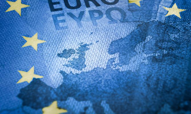 Detalle del mapa y la bandera de la UE en un billete de euro