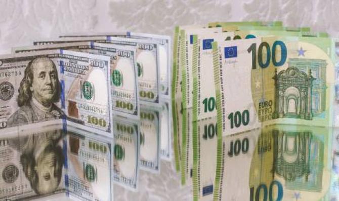 Billetes de dólar y euro. Photo by Ibrahim Boran on Unsplash