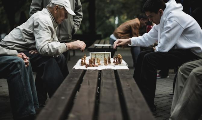 Jugadores de ajedrez en un parque. Photo by Tanner Mardis on Unsplash