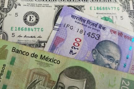 Billetes de de 1 dólar, 100 rupias y 200 pesos mexicanos