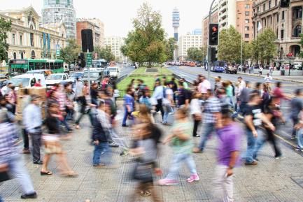 Personas caminando en Santiago de Chile