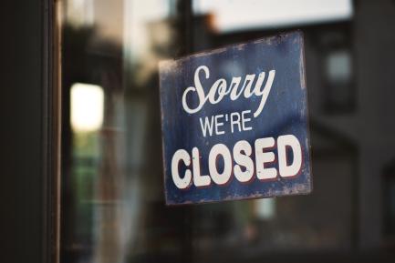 Cartel de comercio cerrado "Sorry we're closed"