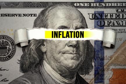Billete de dólar con el texto "inflación"
