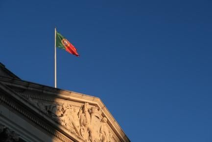 Bandera ondeante de Portugal. Photo by Daniela on Unsplash