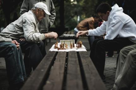 Jugadores de ajedrez en un parque. Photo by Tanner Mardis on Unsplash