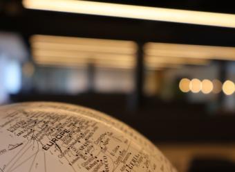 Globo terráqueo en el que se ve parcialmente el mapa de Europa occiendental. Photo by Colin White on Unsplash