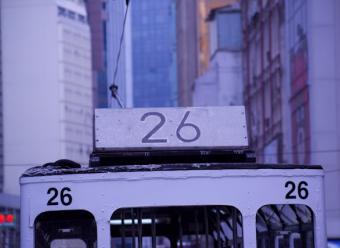 Tranvía con el número 26. Photo by Kotaro Maruyama on Unsplash