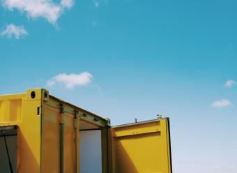 Contenedor amarillo abierto. Photo by Fujiphilm on Unsplash