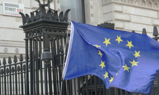 Bandera de la UE ondeando enfrente de Downing Street