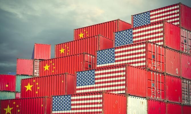 Contenedores de mercancías con las banderas china y estadounidense