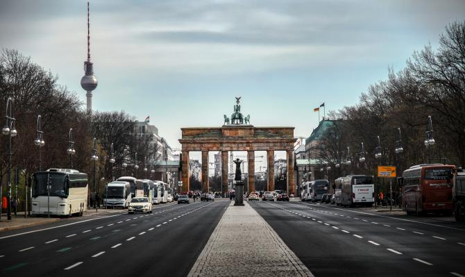 Vista de la Puerta de Brandenburgo desde el paseo Unter den Linden