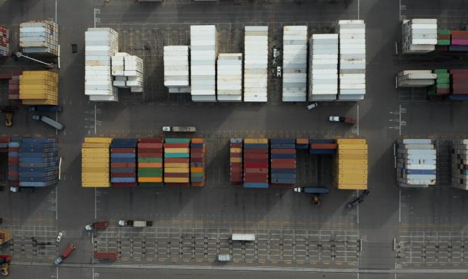 Vista área de contenedores de mercancías