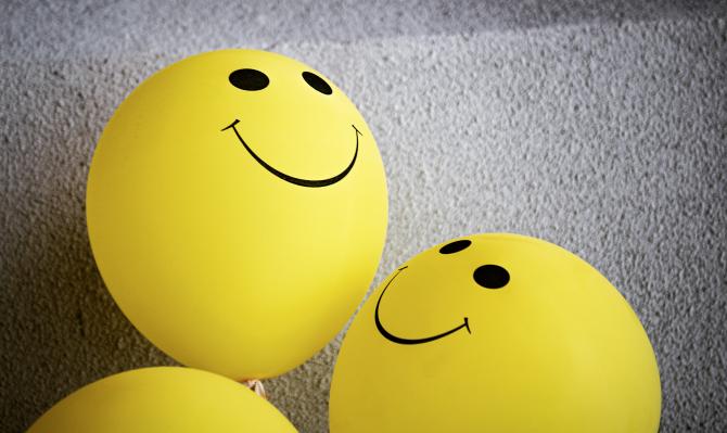 Globos amarillos con cara sonriente