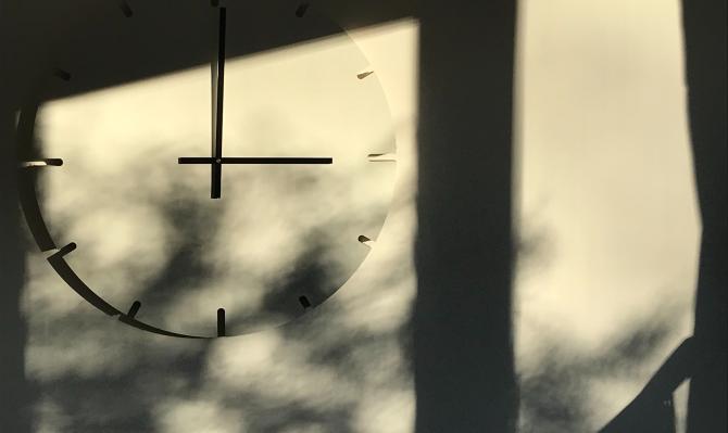 Reloj de pared con sombra
