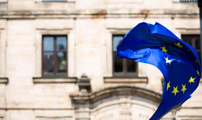 Bandera de la Unión Europea ondeando en frente de un edificio