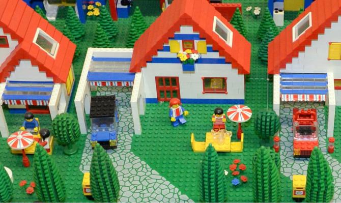 Casitas unifamiliares con jardín construidas con piezas de Lego