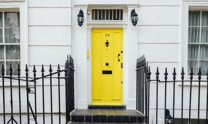 Fachada de un edificio londinense con la puerta pintada de amarillo