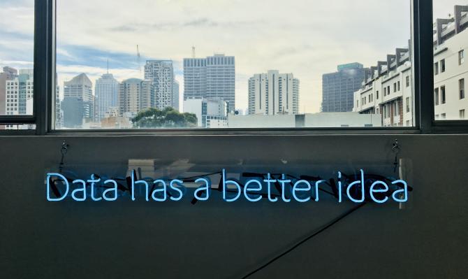 Instalación de neón con el texto "Data has a better idea"