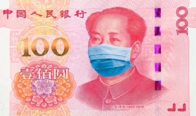 Billete de 100 yuanes con la imagen de Mao protegida por una mascarilla sanitaria