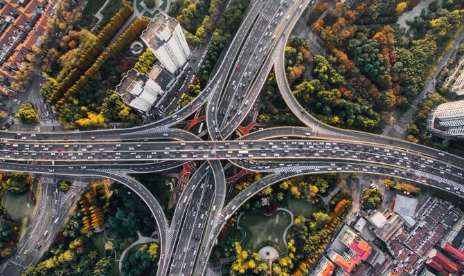 Vista aérea de una confluencia de carreteras en Shanghái, China