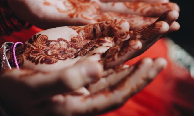 Manos femeninas decoradas con henna