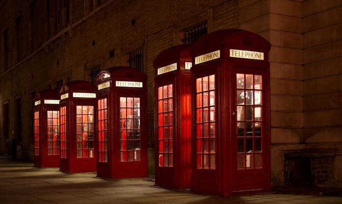 Cabinas telefónicas londinenses iluminadas en la noche