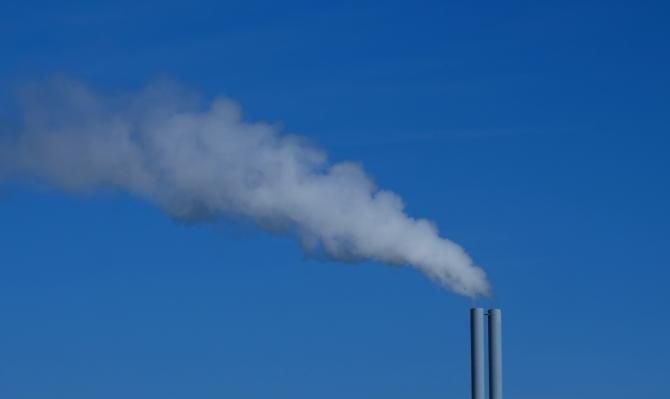 Nube de humo saliendo de una chimenea industrial