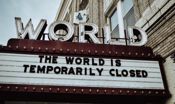 Marquesina de un cine con el texto "The world is temporarily closed"