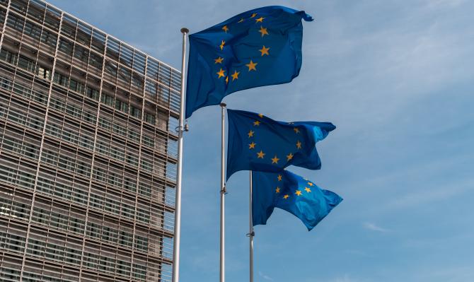 Edificio de la Comisión Europea, Bruselas, para ilustrar análisis económicos de CaixaBank Research con foco en política económica europea. Photo by François Genon on Unsplash.