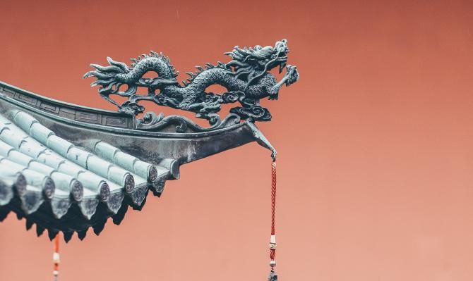 Dragón esculpido en una cornisa
