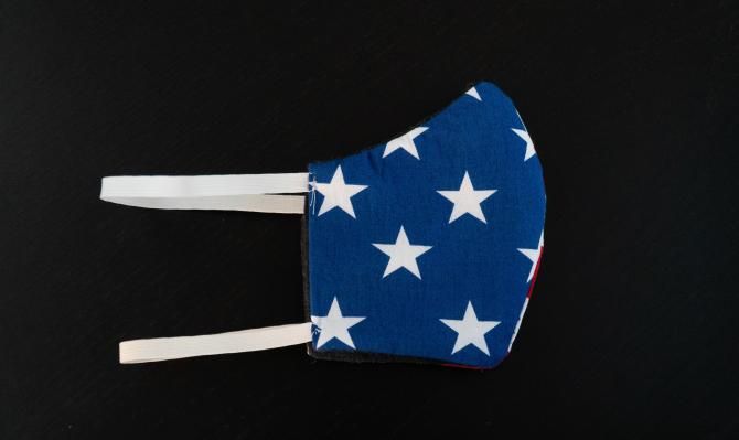 Ilustración de una mascarilla con la estrellas de la bandera de EE. UU. 
