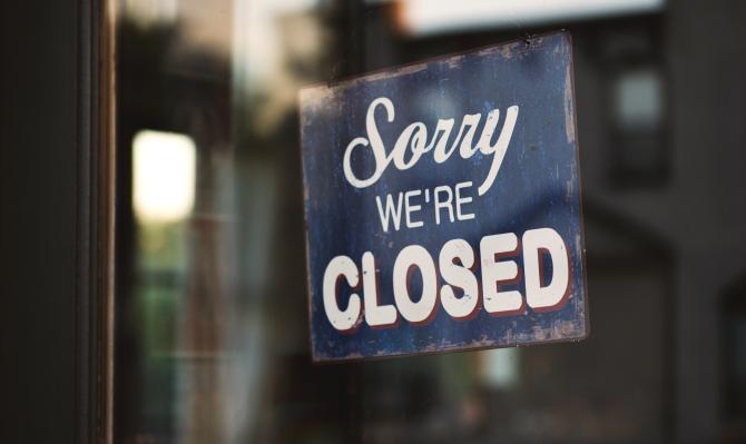 Cartel de comercio cerrado "Sorry we're closed"