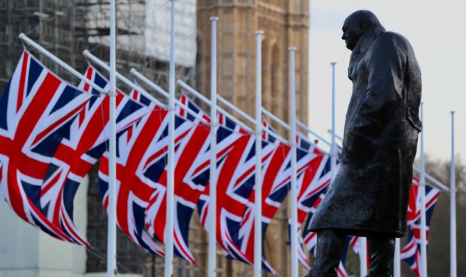 Banderas del Reino Unido frente a la estatua de Churchill