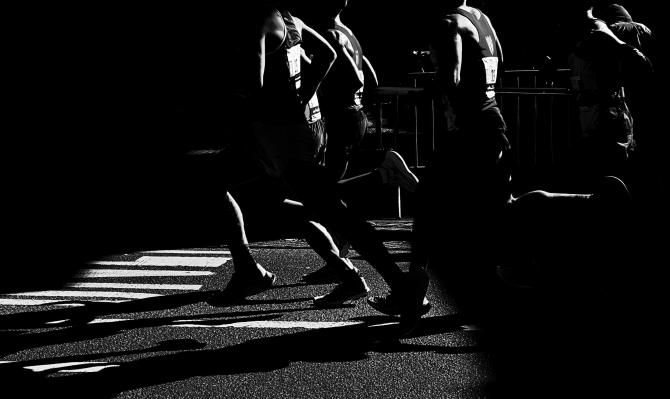 Foto en blanco y negro de corredores