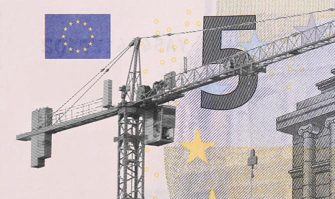Detalle de un billete de 5 euros con grúa de construcción