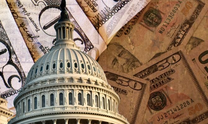 Imagen del Capitolio y billetes de dólar