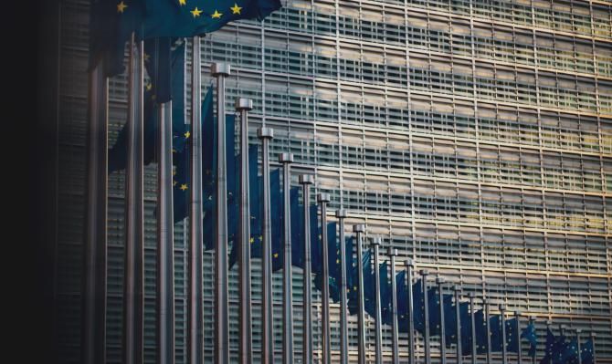 Edificio de la Comisión Europea, Bruselas, para ilustrar análisis económicos de CaixaBank Research con foco en política económica europeaPhoto by Christian Lue on Unsplash