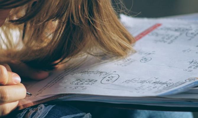 Niño haciendo deberes de matemáticas. Foto de Joshua Hoehne en Unsplash.