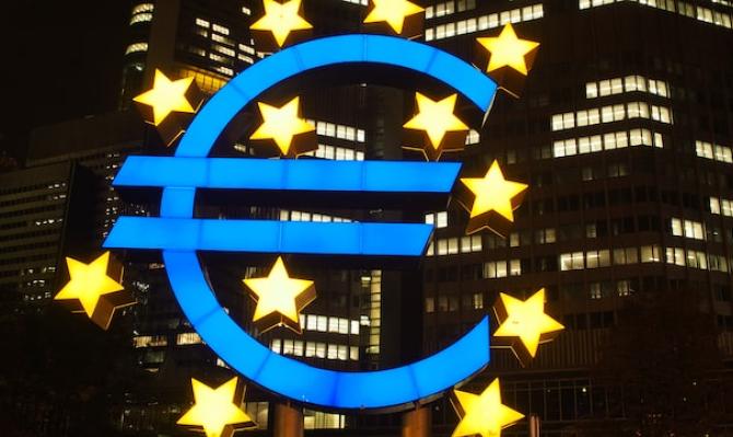 Símbolo del euro frente al Banco Central Europeo. Foto de Bruno Neurath en Unsplash