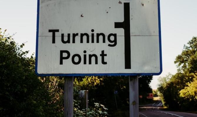 Cartel con el texto "Turning point". Photo by Roger Bradshaw on Unsplash
