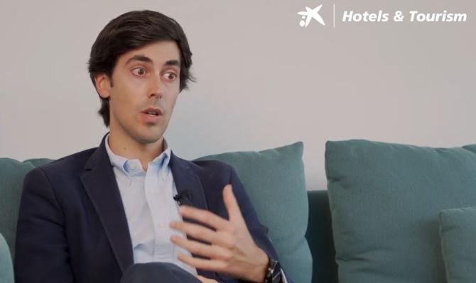 Captura de un frame del vídeo de Javier Ibáñez de Aldecoa sobre el sector turístico para Hotels & Tourism