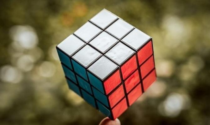 Cubo Rubik. Photo by Justus Menke on Unsplash