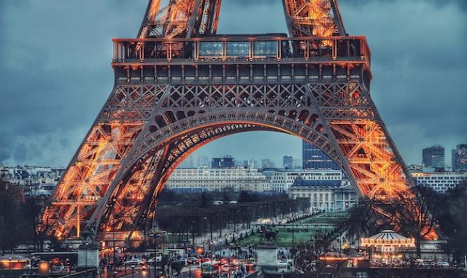 Imagen de la torre Eiffel. Photo by Tsoroush Karimi on Unsplash