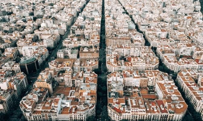 Imagen aérea del barrio del Eixample de Barcelona. Photo by Kaspars Upmanis on Unsplash